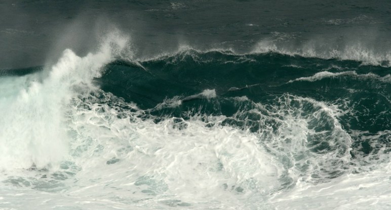 Olas tempestuosas al amanecer.