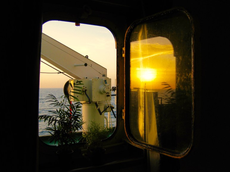 El atardecer reflejado en el cristal del portillo de mi camarote, mientras surcamos el Atlántico rumbo a las Islas Afortunadas. Bajo este portillo escribo estas entradas.