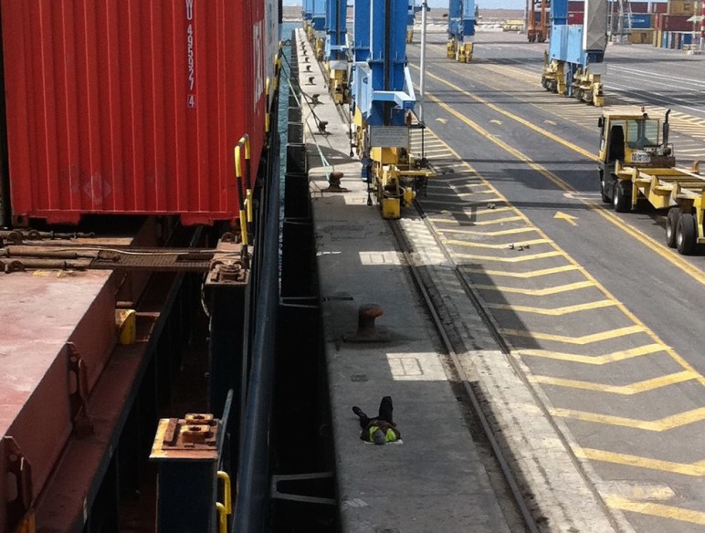Uno de los estibadores tumbado en el muelle a la sombra del Lola. En África, las cosas se toman con calma.