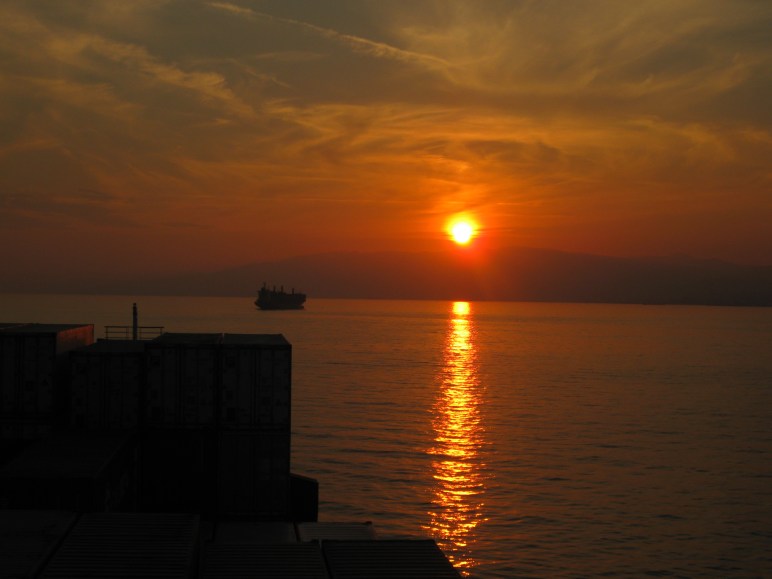 Atardecer mediterráneo, fondeados en el Golfo de Génova.