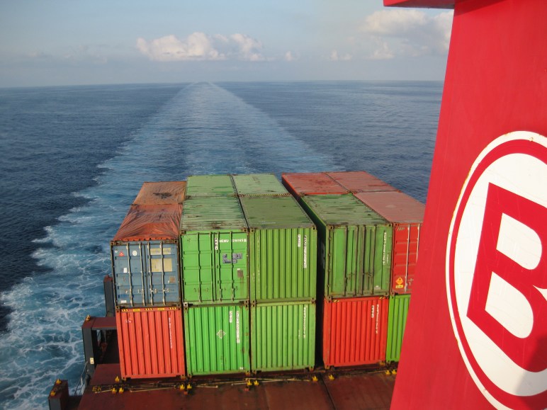 La recta estela del Lola a través del Mediterráneo.