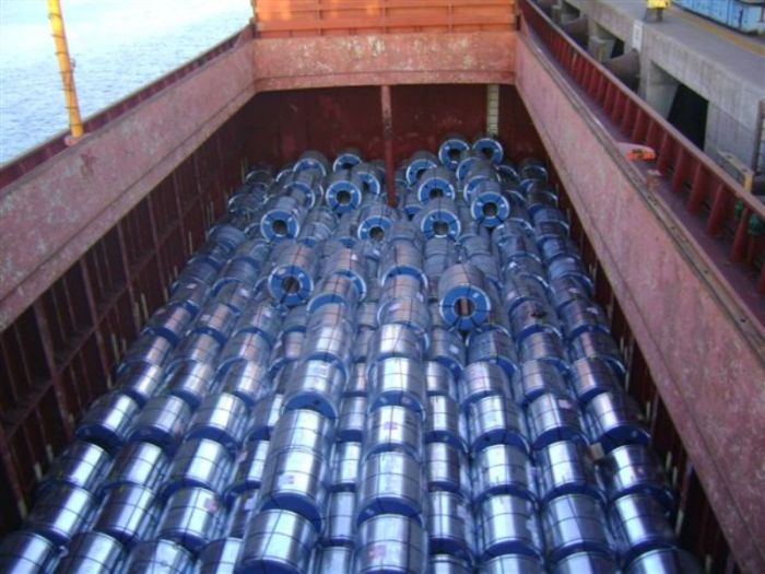 Bodega cargada con bobinas de acero