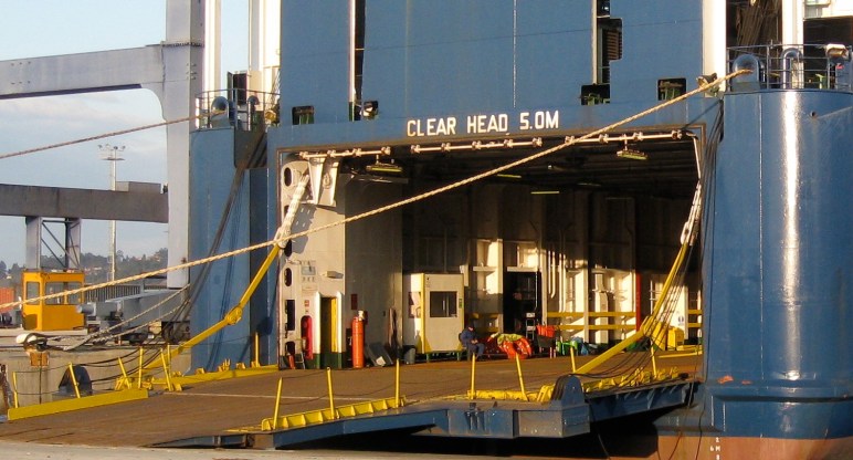 El portalón de popa del Reyes V, con la rampa posada en el muelle. En el centro se puede apreciar la ventana de la pequeña caseta del control de carga.
