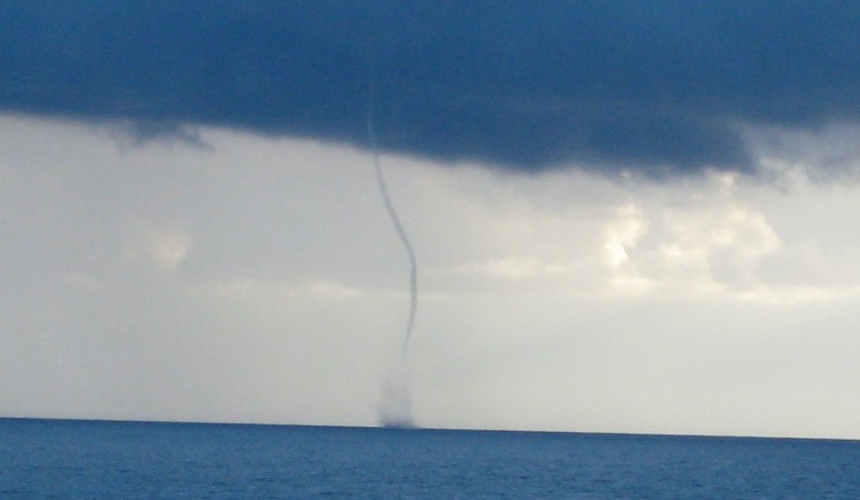 Avistamos un tornado navegando el Océano Atlántico, en los 42º de latitud.