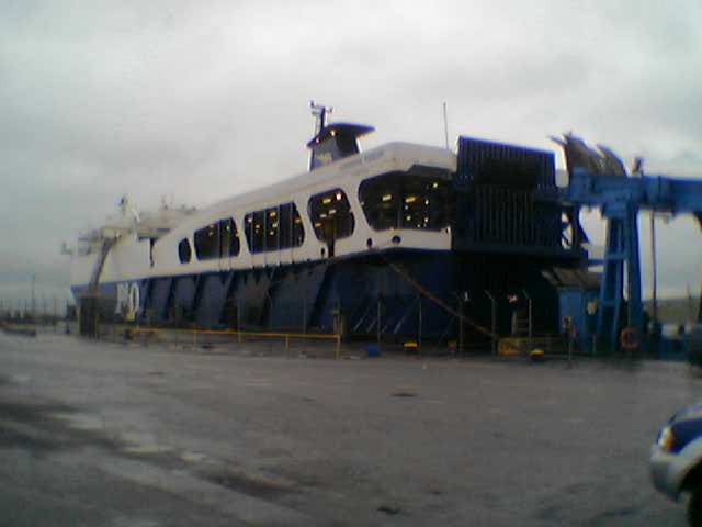 Vista de la popa del rolón European Pioneer atracado en el puerto de Larne, Irlanda del Norte, a finales del 2003