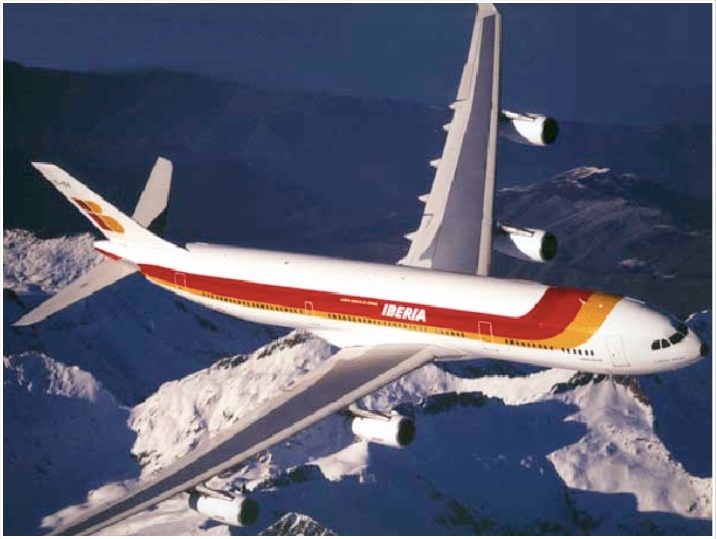 Un aeroplano sobrevuela alegremente una cordillera rocosa. (Fotografía de autor desconocido)