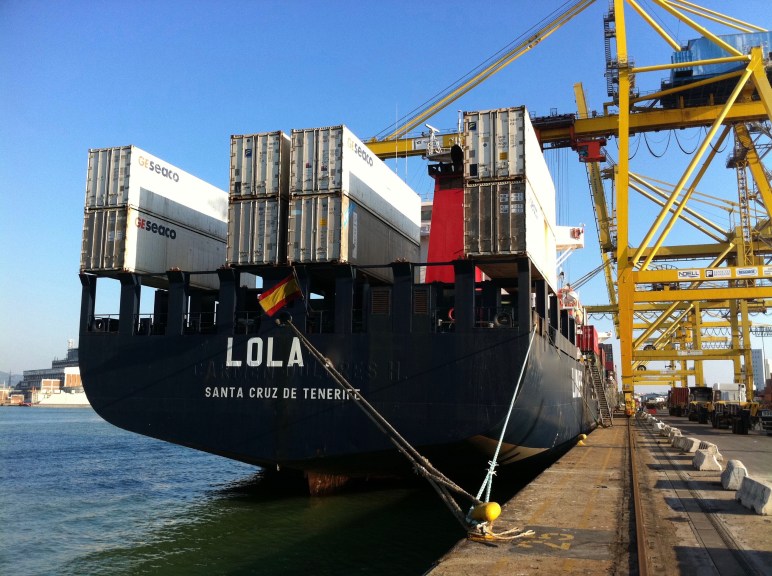 El Lola atracado en la Darsena Toscana del puerto de Livorno.