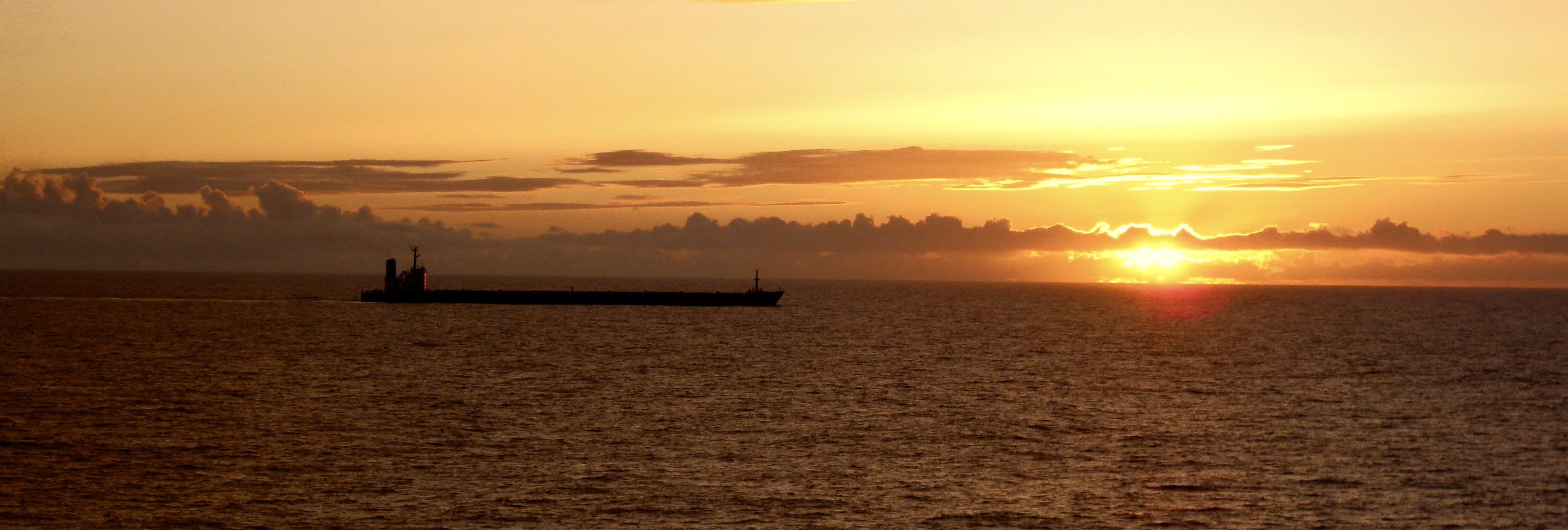 Nuestra derrota se cruza con la de un mercante de la Naviera Elcano en el momento del ocaso, en los 30º de latitud Norte. – Versión 2