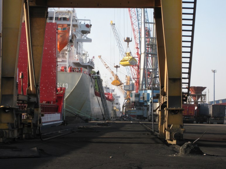 Las grúas descargan los buques atracados en los muelles de Agadir.