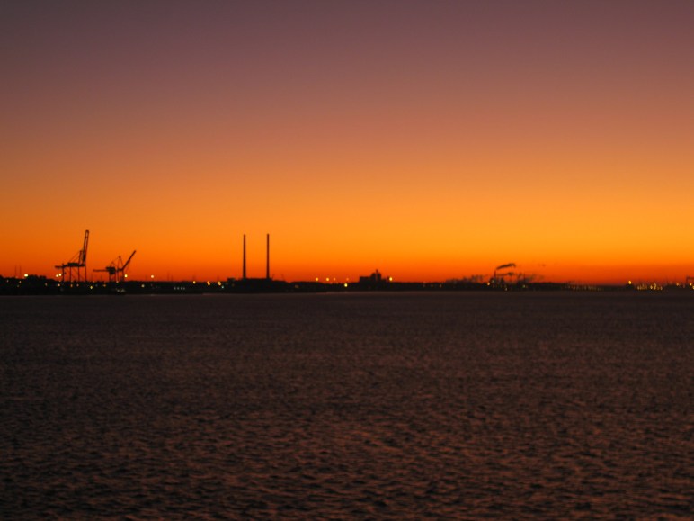Amanece sobre Setúbal, fondeados en el estuario del río Sado.