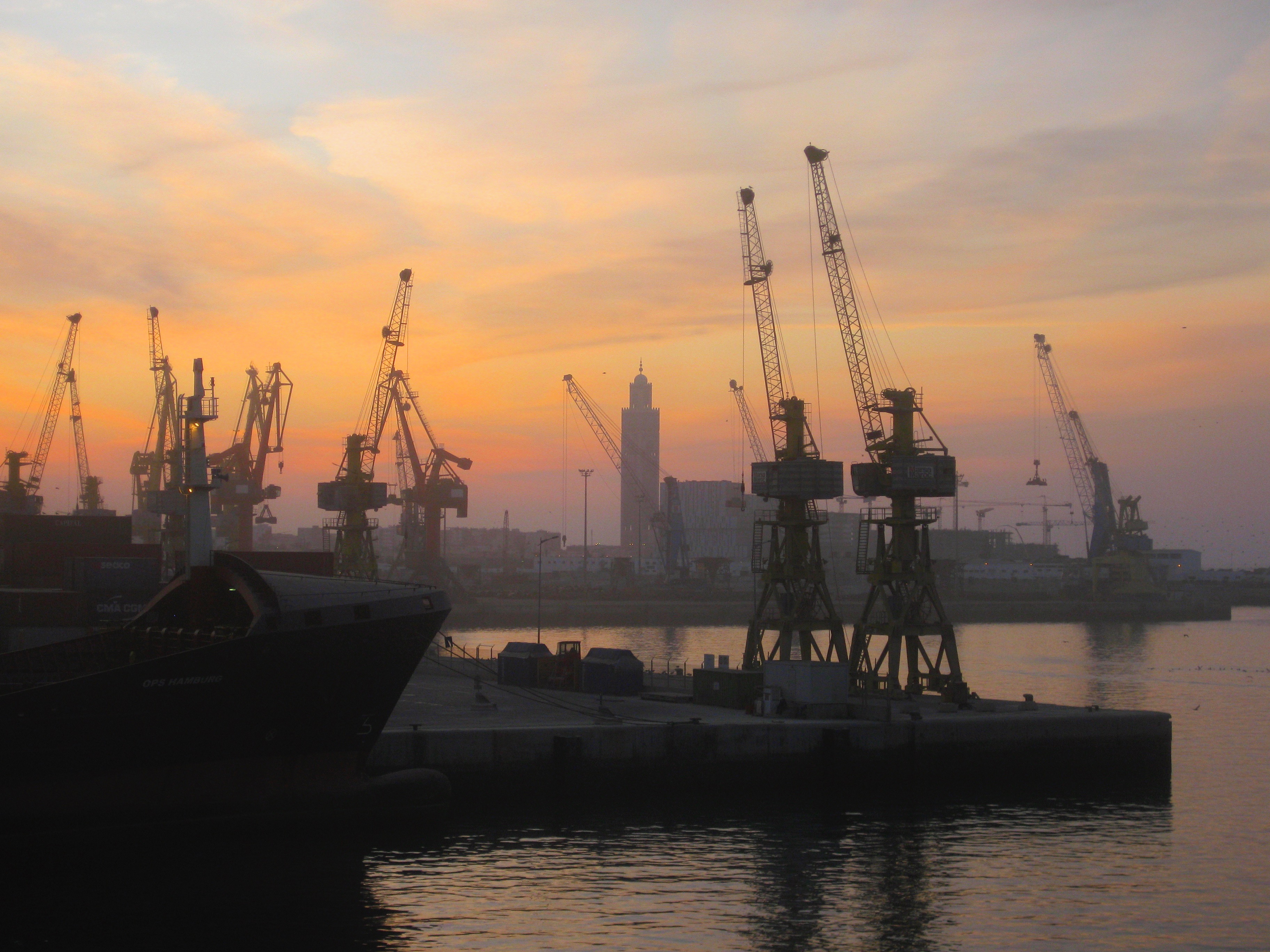 Puerto de Casablanca. Al fondo, la Mezquita de Hassan II - Versión 2