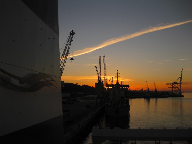 Cae la noche sobre los muelles de Setúbal