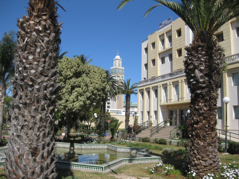 El minarete de la Mezquita de Hasan II, visto desde el jardín del hospital Moulay Youssef.