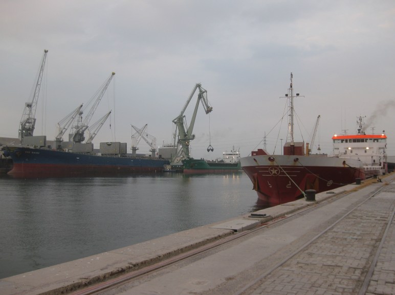 Momentos antes de largar amarras del muelle 164 de Amberes.