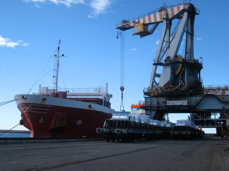 Carga de bobinas de acero en el puerto de Génova.