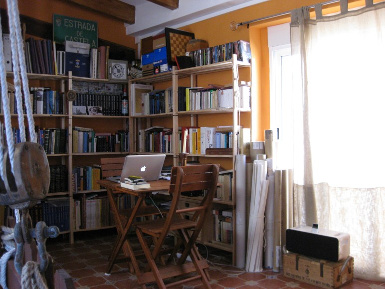 El pequeño rincón de casa desde el que escribo.