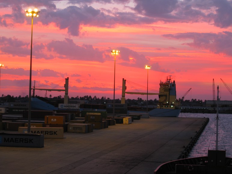 Un crepúsculo delicioso de colores intenso en un cálido atardecer africano.
