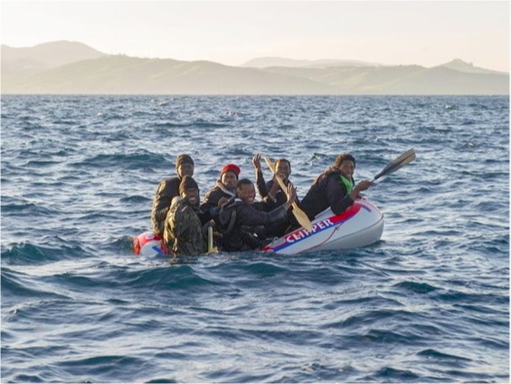 Inmigrantes a bordo de una balsa sobrecargada, en pos de las costas españolas.