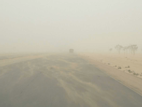 La carretera se perdía en la nube de polvo y arena que el Siroco arrastraba del desierto, y que se volvía más y más espesa a medida que me alejaba de los muelles.